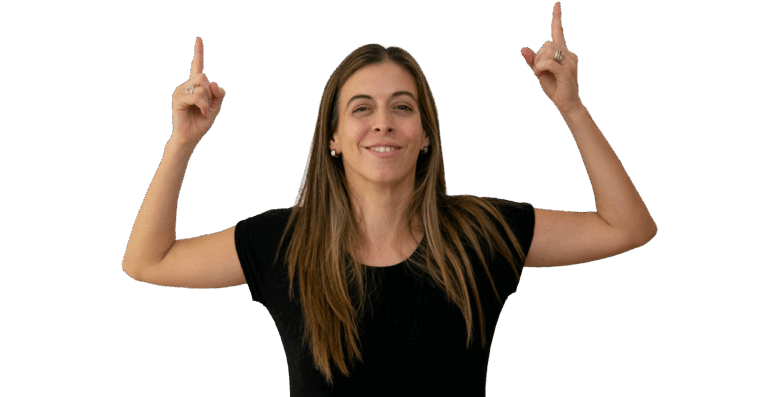 Natalia apuntando hacia arriba con ambas manos sin fondo